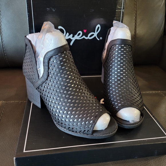 QUPID LASER CUT OUT PEEP TOE BOOTIES - Picture 5 of 5